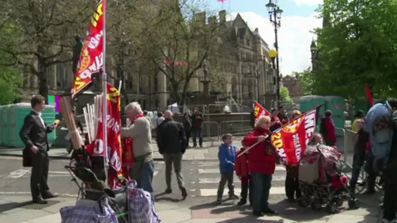 Football: des fans de Manchester United rendent hommage à Ferguson
