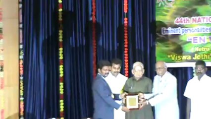 Sujin Jekash,CEO,Medryte Healthcare receiving VISWA JOTHI award-2013