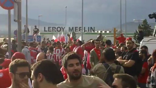 Οι οπαδοί του Ολυμπιακού περιμένουν την αποστολή της ομάδας στο Ελ. Βενιζέλος