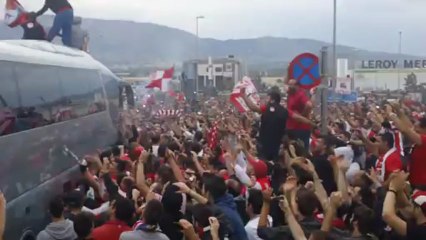 Οι οπαδοί του Ολυμπιακού περικύκλωσαν το πούλμαν της ομάδας