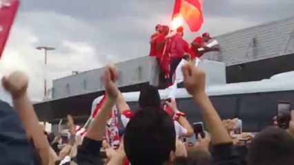 Παίκτες και Αγγελόπουλοι στην οροφή του πούλμαν με την Κούπα