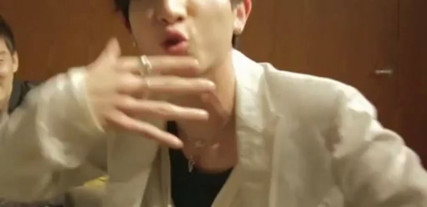 Kiseop imita el Rap de Eli xD