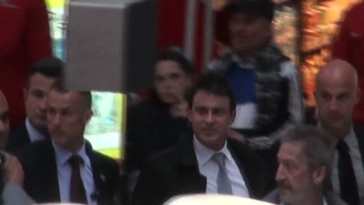 Accueil d'Emmanuel Valls en gare de Lyon....