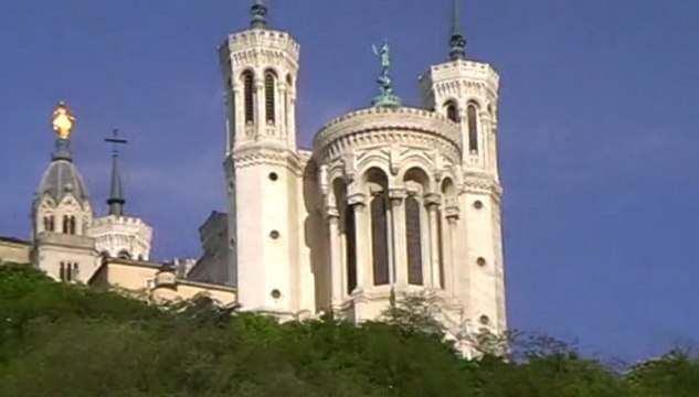 La basilique de Notre Dame de Fourvière vue depuis la Place Saint Jean à Lyon