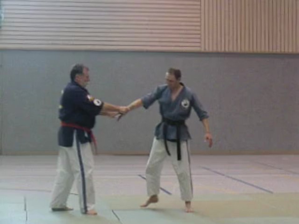 Lors d'un stage Jean-Paul Bindel, Hanshi présente quelques défenses contre menaces au couteau