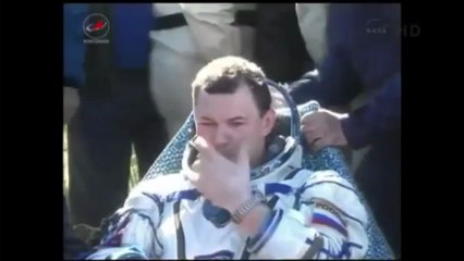 Sortie de Chris Hadfield de la capsule spaciale