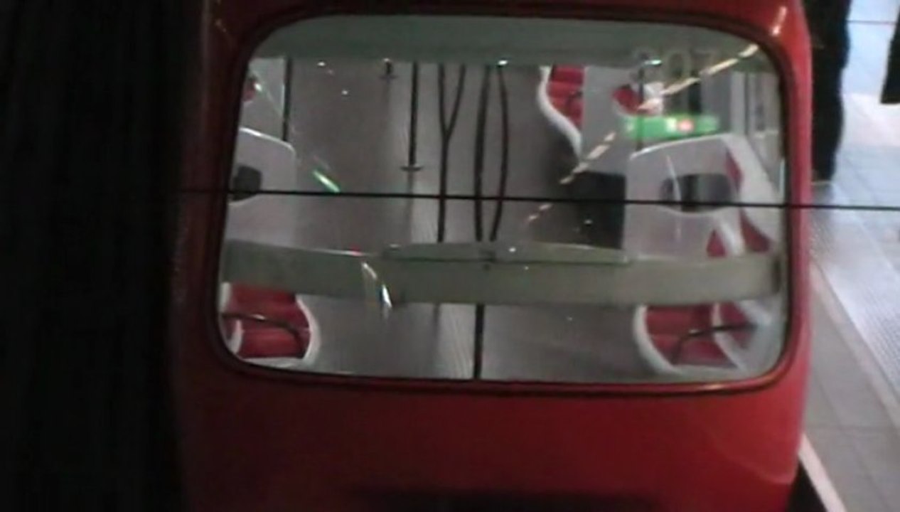 MPL85 : Mise en place d'une rame à la station Gare de Vaise sur la ligne D du métro de Lyon