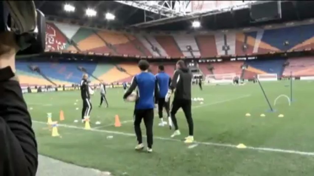 Krabbeln, Laufen, Springen - Torwart-Wettkampf im Chelsea-Training