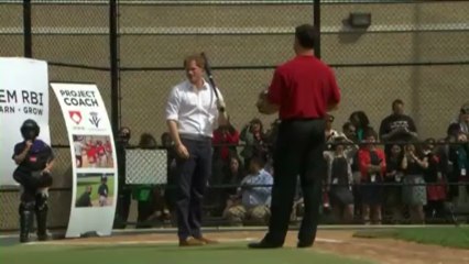 Príncipe Harry faz tacadas em campo de baseball 🧢