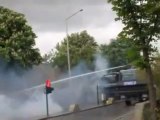 Reyhanlı Katliamı'nı protesto etmek ve Dışişleri Bakanı Ahmet Davutoğlu'nu istifaya çağırmak amacıyla düzenlenen öğrenci yürüyüşü Ankara'da başladı. Polis, Davutoğlu'nun istifası için Dışişleri Bakanlığı'na doğru yürüyüşe geçen öğrencilere saldırıyor.  Gü