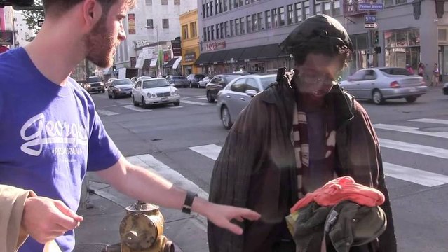 Il donne des habits Abercrombie & Fitch aux SDF