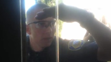 Policiers forcent la porte et tasent sans mandat