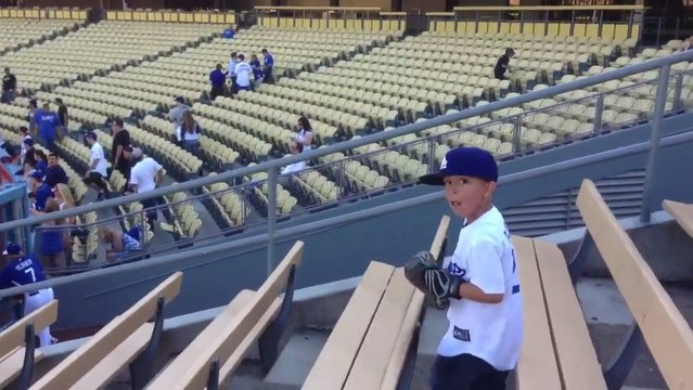 Hyun-Jin Ryu Plays Catch with Young Fan échange baseball
