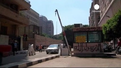 Une série d'attentats suicide visant la France...