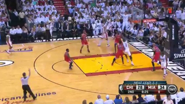 Le petit pont de Dwyane Wade sur... Chris Andersen