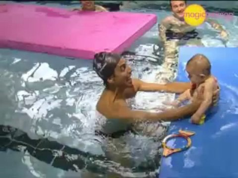 Vidéo : initiez bébé aux bébés nageurs