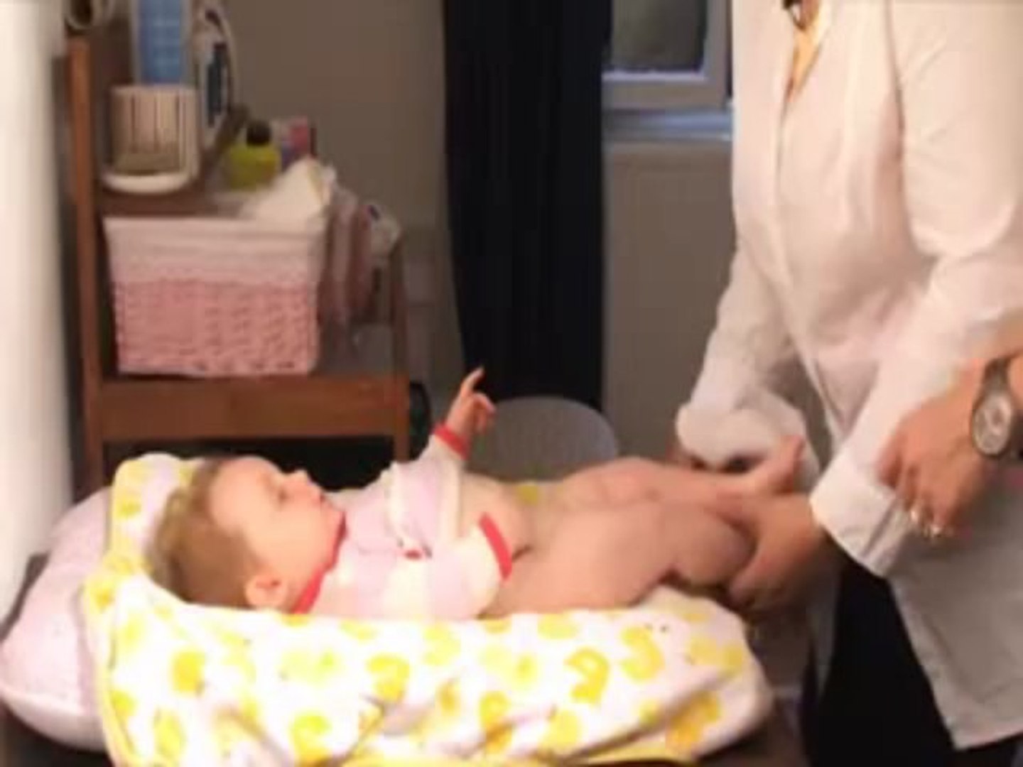 Vidéo : comment changer Bébé en douceur ? - Vidéo Dailymotion