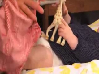 Vidéo : comment habiller Bébé sans le faire pleurer ?