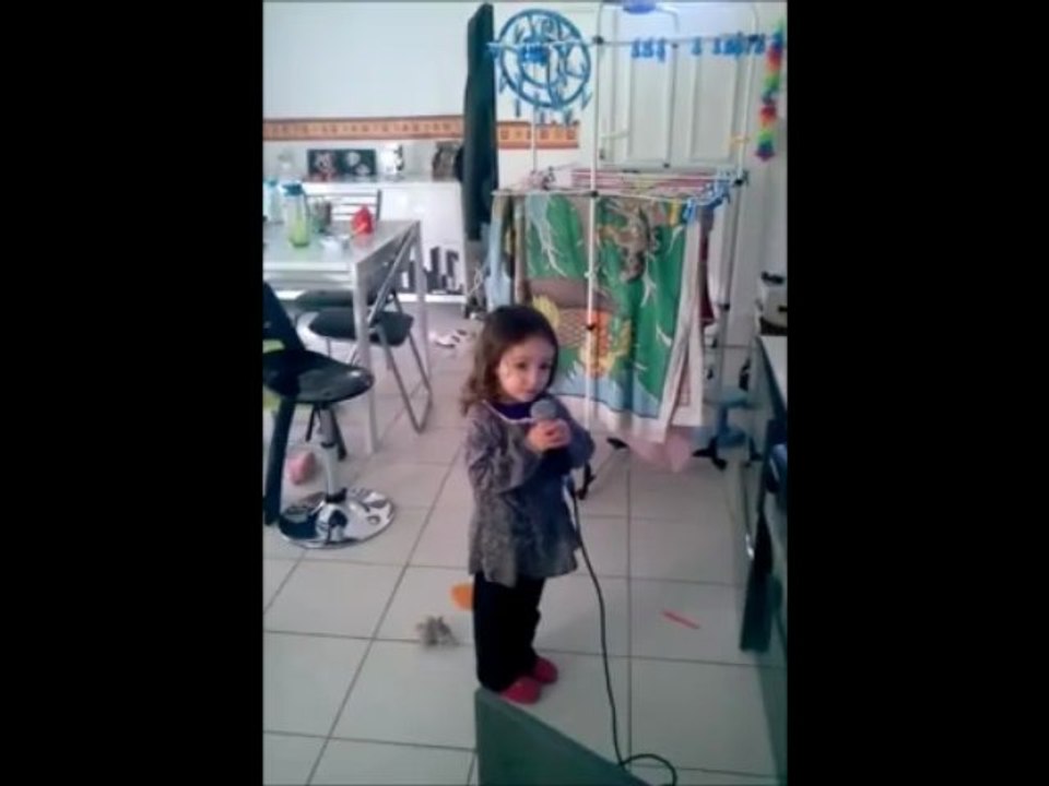 elyna 2ans et demi qui chante raiponce