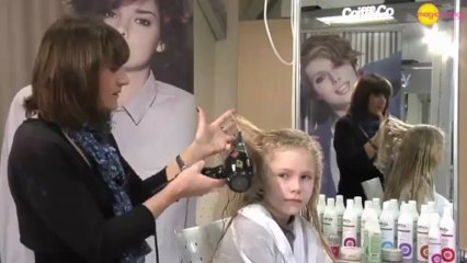Vidéo : comment démêler simplement les cheveux de sa fille ?