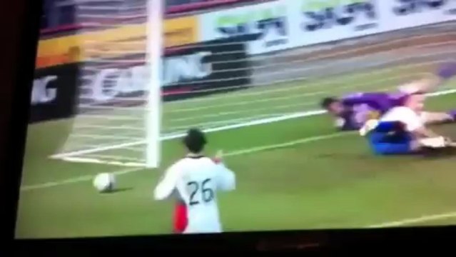 Адам Руни не смог забить с метра в пустые ворота