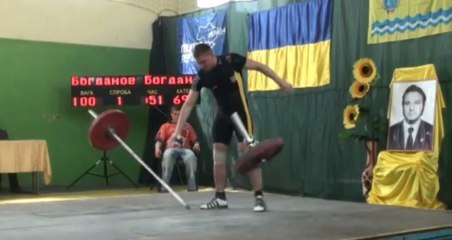 Trop fort : il casse son haltére en deux !