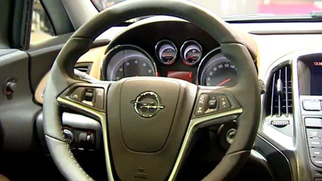 Opel Astra Sport Tourer en direct du Mondial de Paris 2010