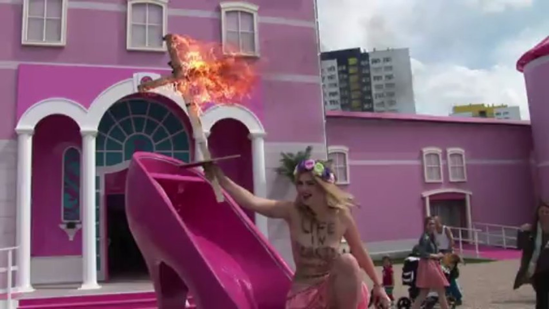 La maison de Barbie ciblée par les Femen à Berlin - Vidéo Dailymotion
