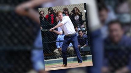 Prinz Harry spielt Baseball