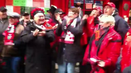 Les supporters des "Bulls" du RC Toulon chante le pilou-pilou à Dublin