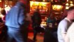 ambiance typique dans un pub irlandais investit par les supporters toulonnais
