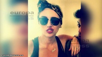 Miley Cirus luce anillo de compromiso