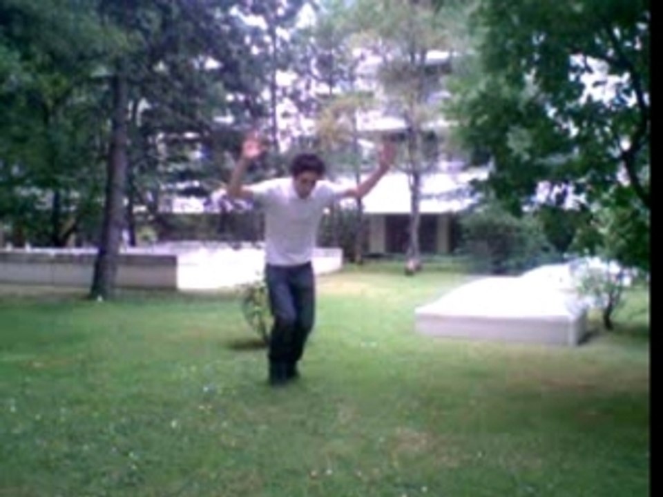 regis fait un saltot se croute comme une merde