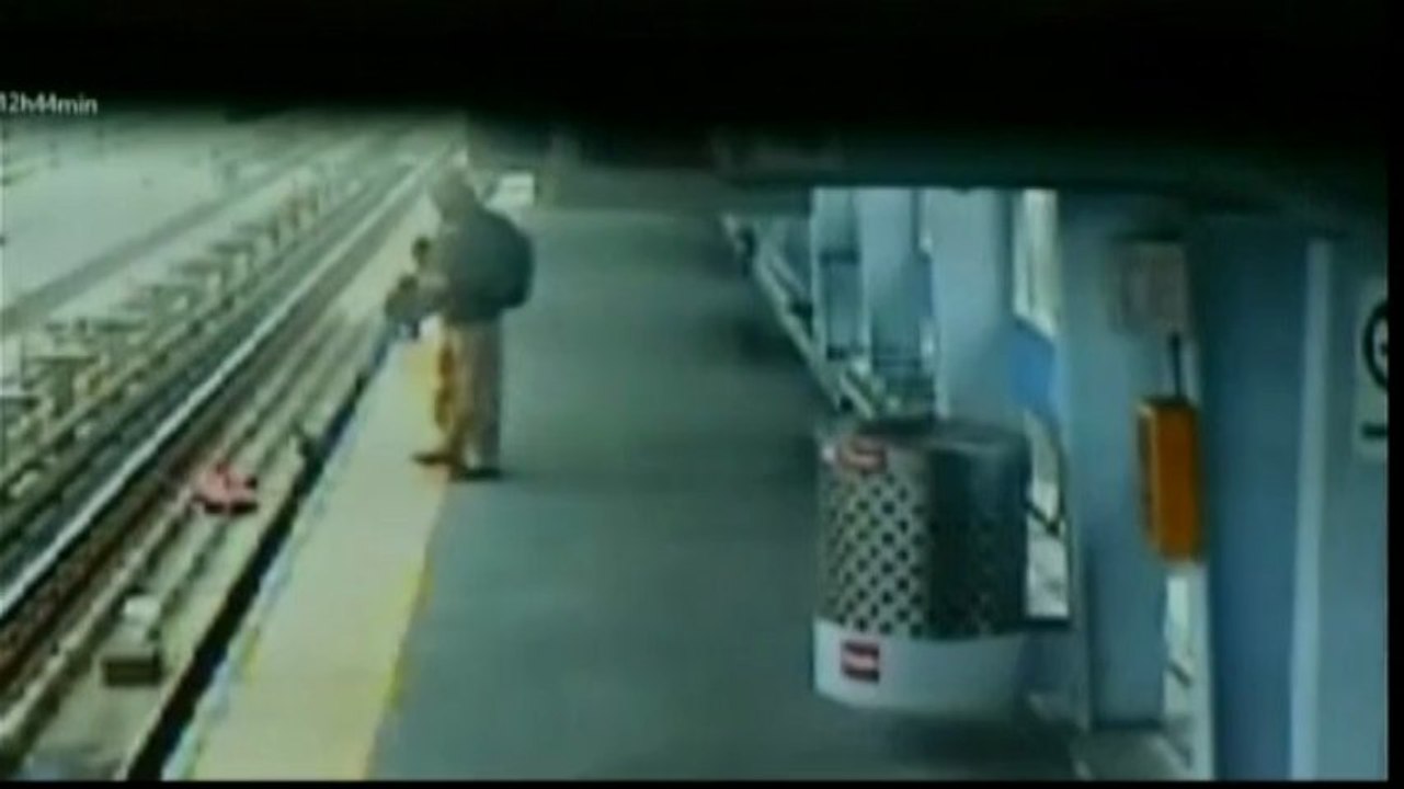 Etats-Unis : un bébé en poussette tombe sur les rails du métro