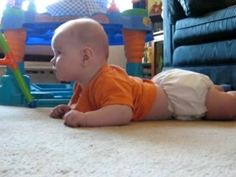 Maxence devant son baby einstein