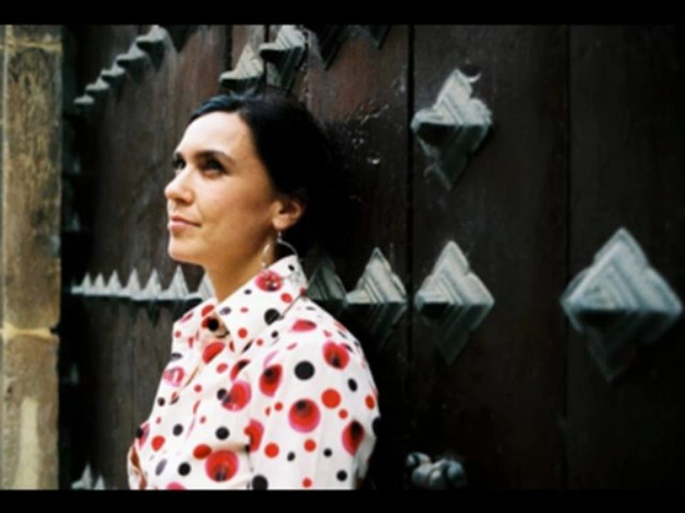 Sevval Sam    -  Simdi Uzaklardasin -