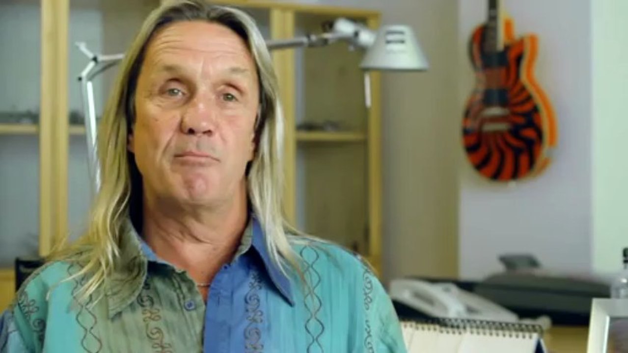 Nicko McBrain (Iron Maiden) configure sa Jaguar XKR-S