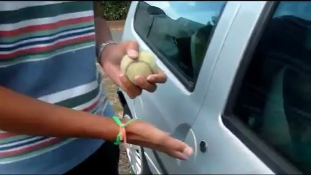 Comment ouvrir une voiture avec une balle de tennis - Vidéo Dailymotion