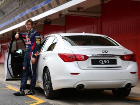 Sebastian Vettel supervise l'Infiniti Q50