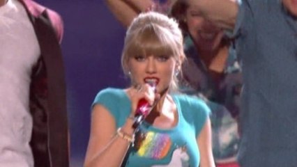 Justin Bieber & Taylor Swift perform at Billboard award show