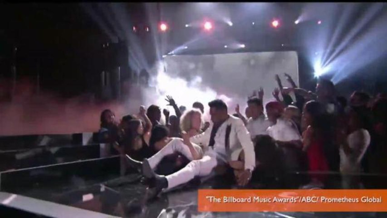 Singer Miguel Accidentally Lands On Fan At Billboard Music Awards Video Dailymotion Singer Miguel Accidentally Lands On Fan At Billboard Music Awards Video Dailymotion