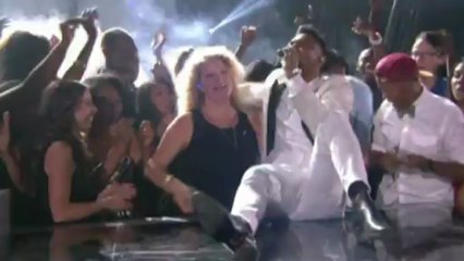 Miguel injures fans at the Billboard Music Awards