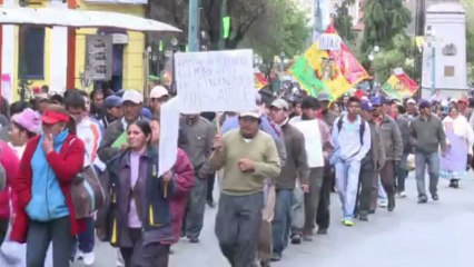 Bolivianos endurecen huelga