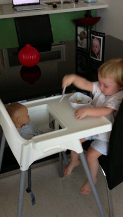 Gabrielle qui joue à la petite maman