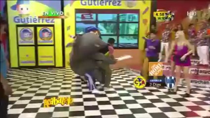 El Delfín ataca a El Doc y lo llena de espuma