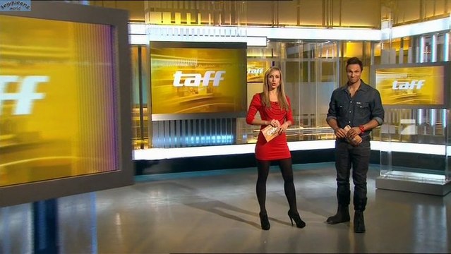 Annemarie Warnkross -rotes Minikleid-schwarze Nylons