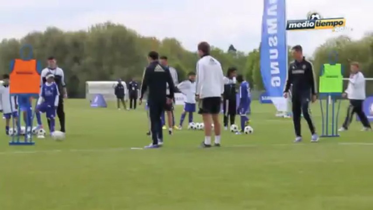 Jugadores del Chelsea conviven con niños mexicanos