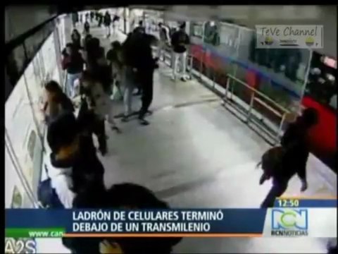 Voleur de téléphone se fait punir par un autobus