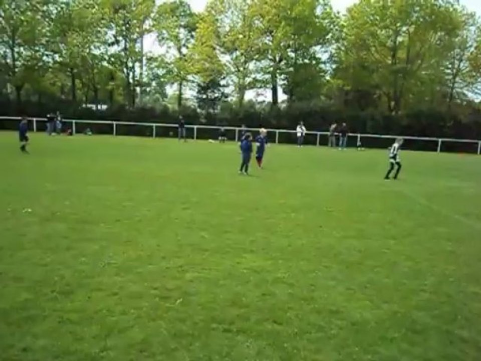 U8 Pluvigner 18 mai 2013 but de Matis après recupération de Florian