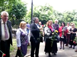 la bustul din Copou al Poetului GRIGORE VIERU, depuneri de flori-18 mai 2013